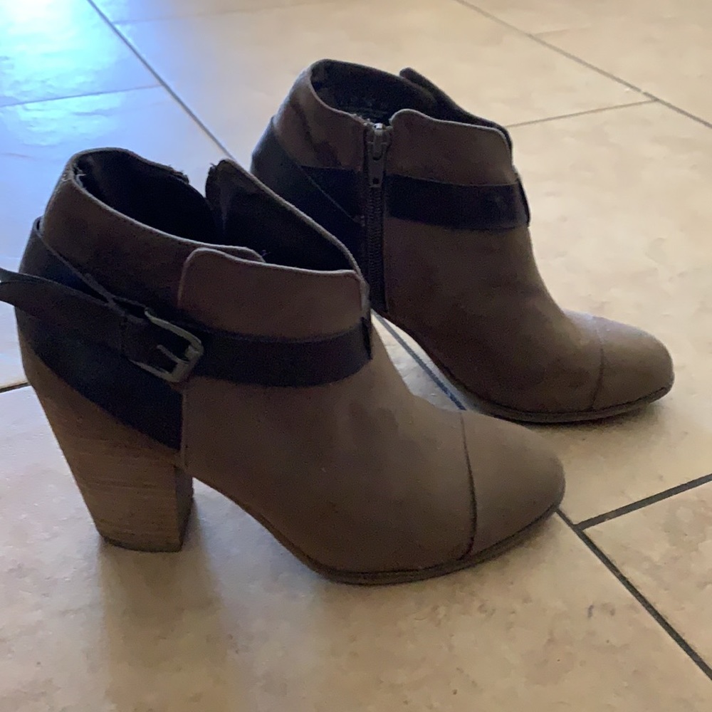 Carlos Santana ankle boots. Brown suede material. Size 8